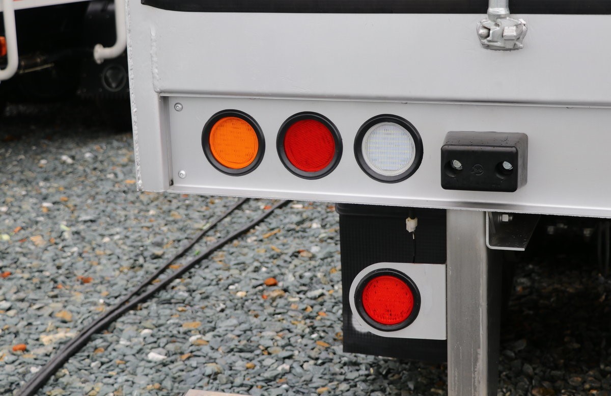 Special 30 Ton Semi Freezer Trailer Truck For Frozen Goods Transport Preservation Equipment