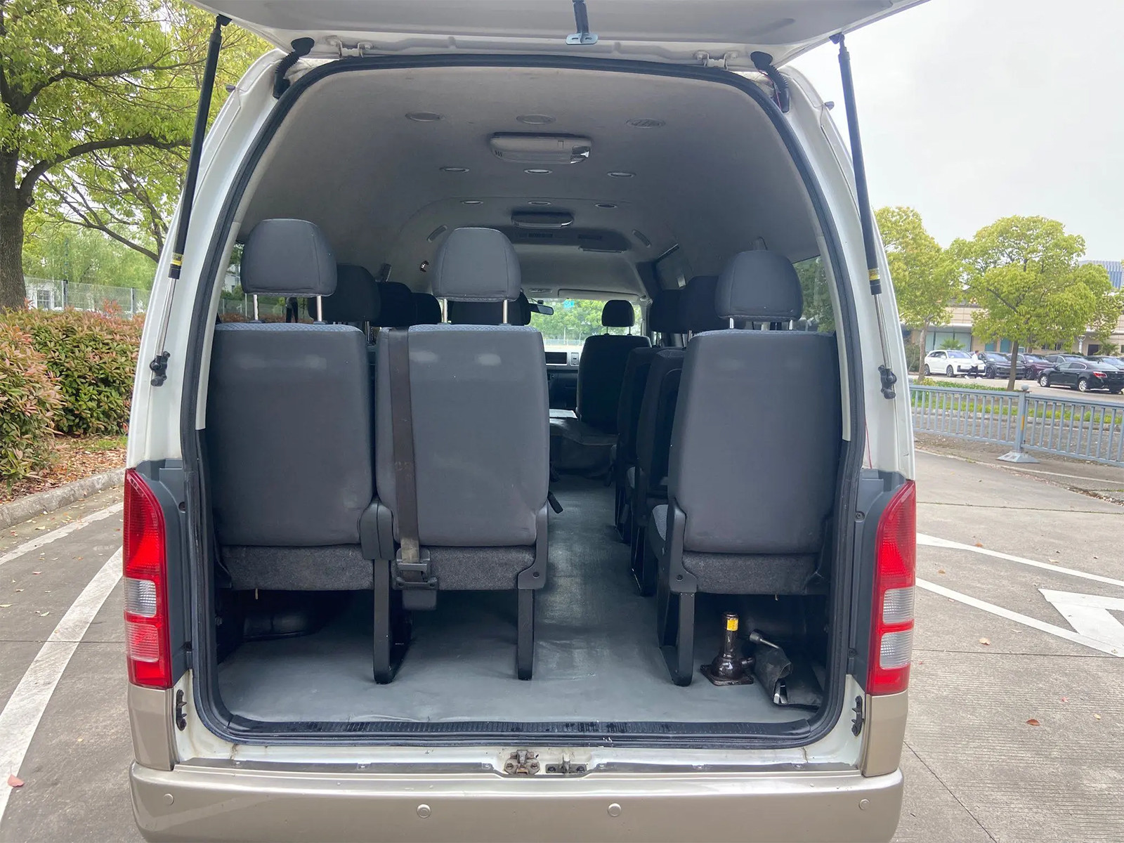 Toyota Hiace 13-Seater Left-Hand Drive Electric Mid-Door Euro 4 Standard Champagne Gold Minibus