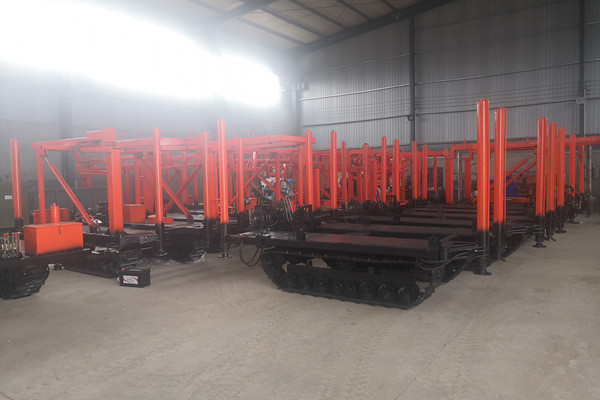 Diesel Engine And Rubber Crawler 4MT Loading Track Transporter Ultimate Transport Solution