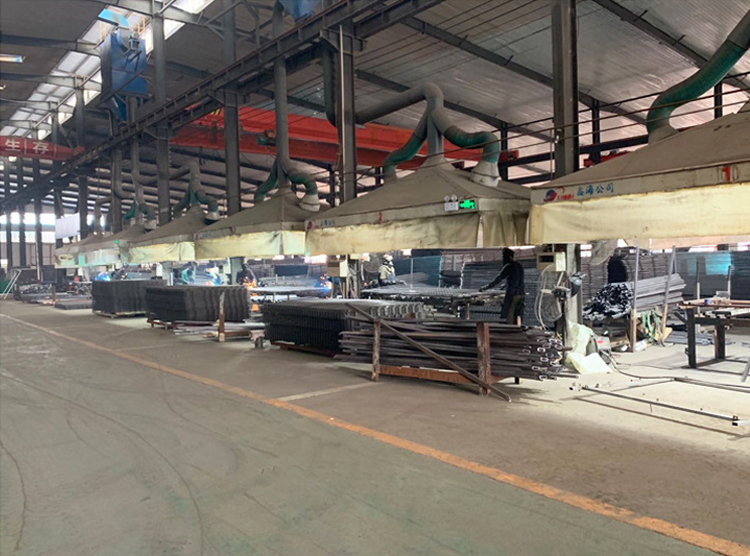 Galvanized Powder Coated Anti Glare Metal Mesh Fence For Highway In Stainless Steel