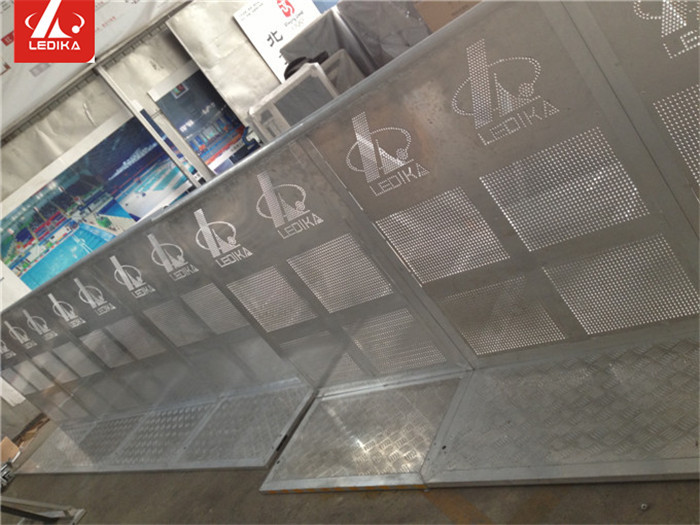 Metal Silver Crowded Pedestrian Control Barriers Aluminum 6082 Crowd Control Stands