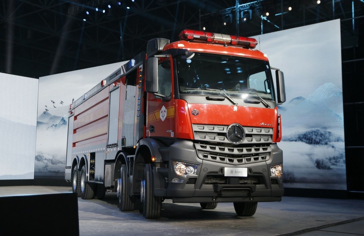 Rescue Fire Fighting Vehicle 18t 8x4 Foam Tender Fire Pump Fire Fighting Truck
