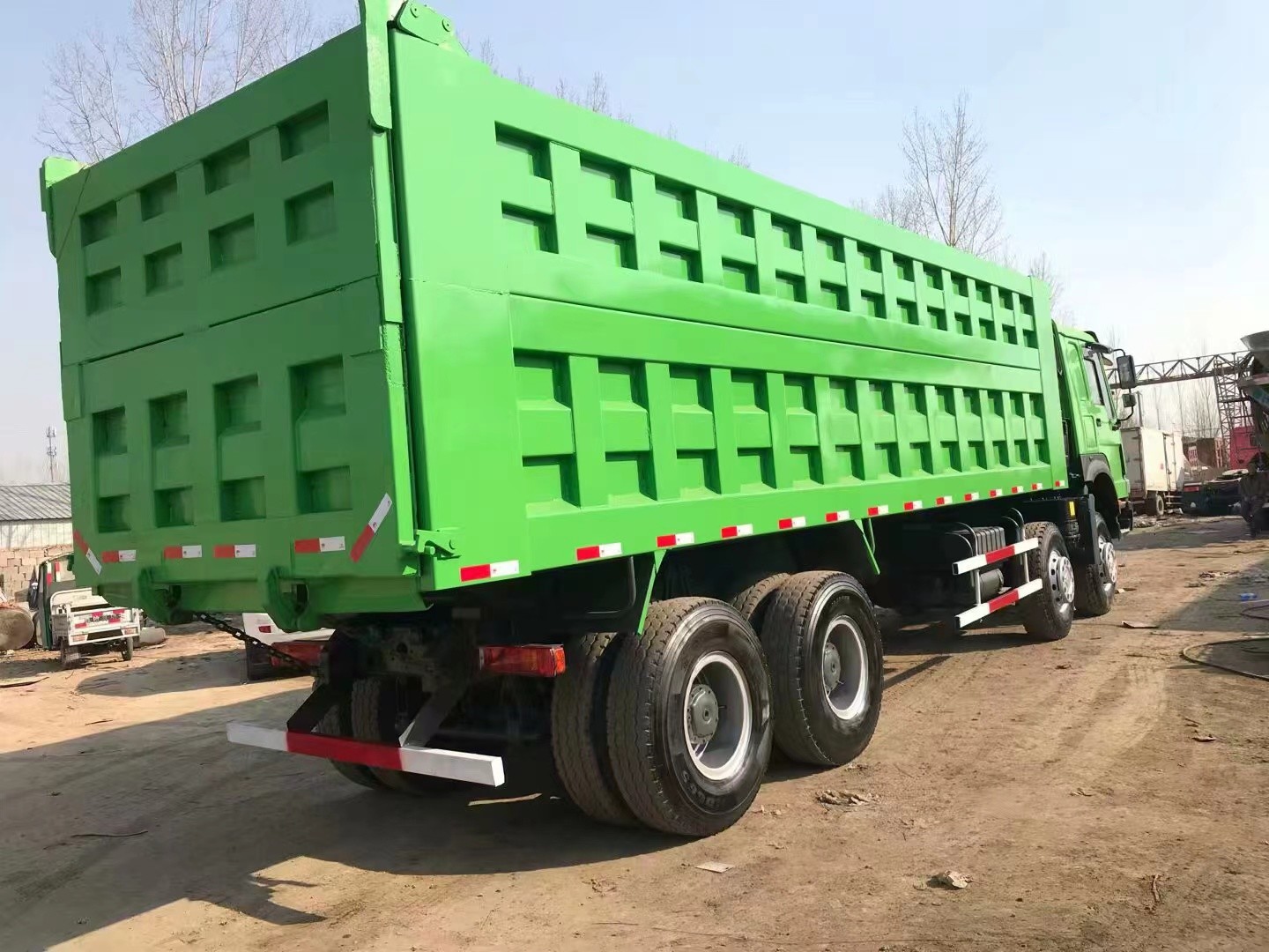 SINOTRUK 8*4 Made Earth Mover Vehicle for Smooth Manual Auto Earth Moving Experience