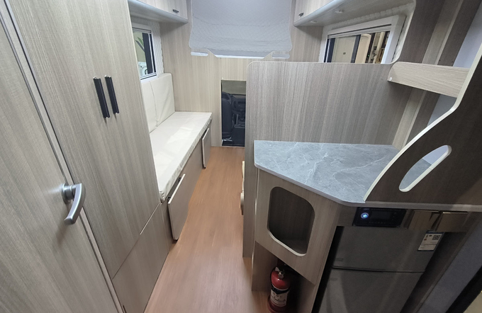 Box Truck Container Wuling Motor Home Car 5.8 Meters With Toilet Comfortable Bed And Sofa