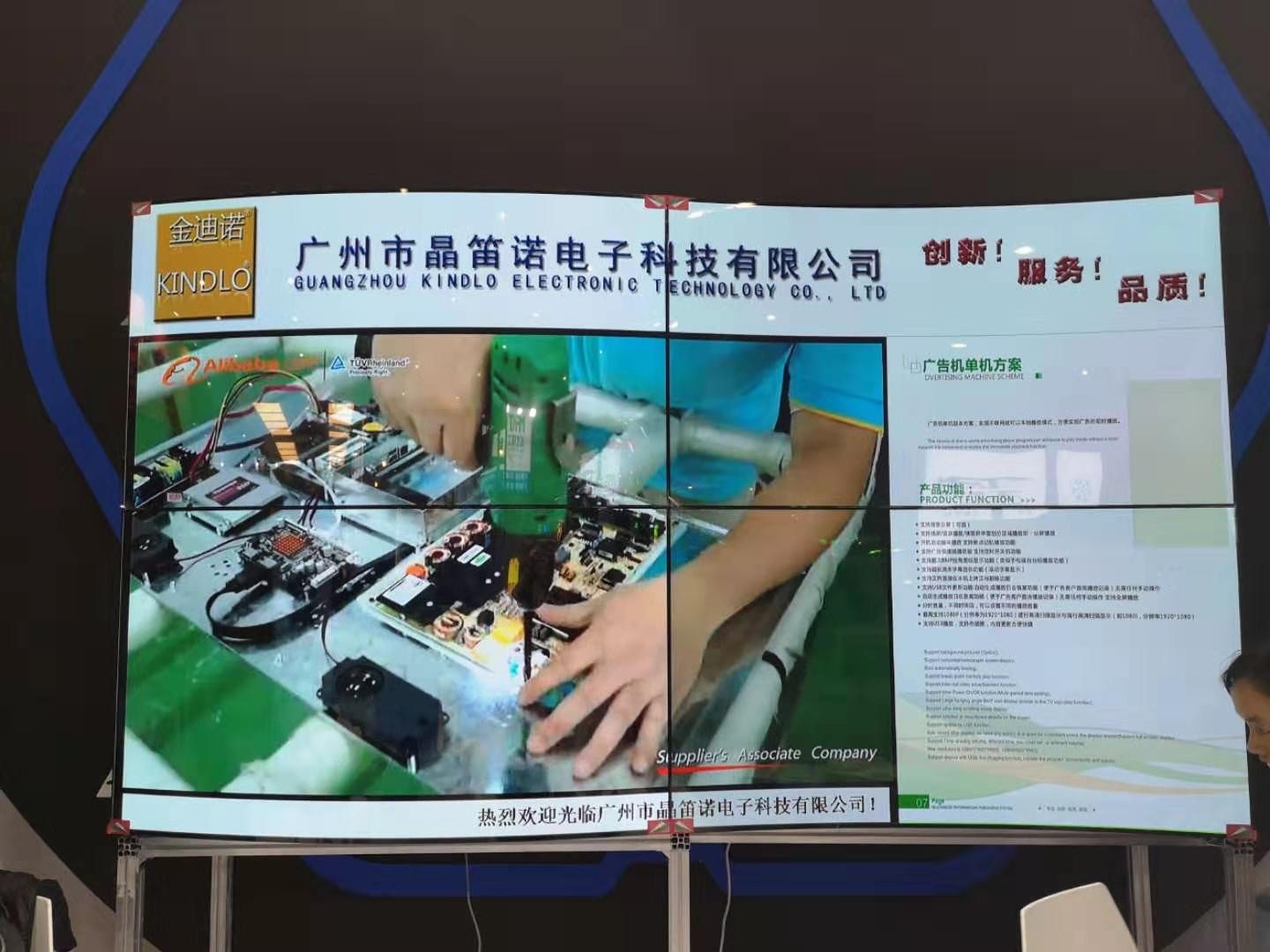 Customizable 32 Inch Floor Standing 1080P LCD Monitor Display Portable Digital Signage