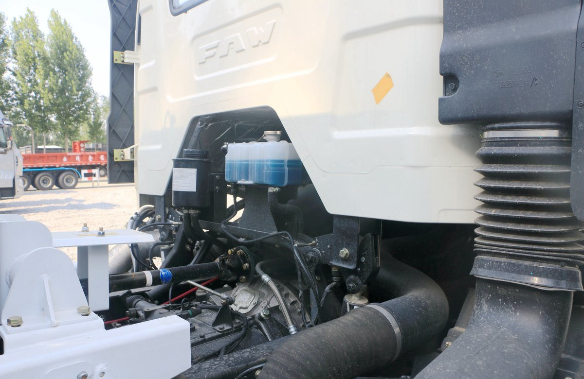 90% New Concrete Mixer Machine With Single And Half Cabin 8*4 FAW Mixer Truck