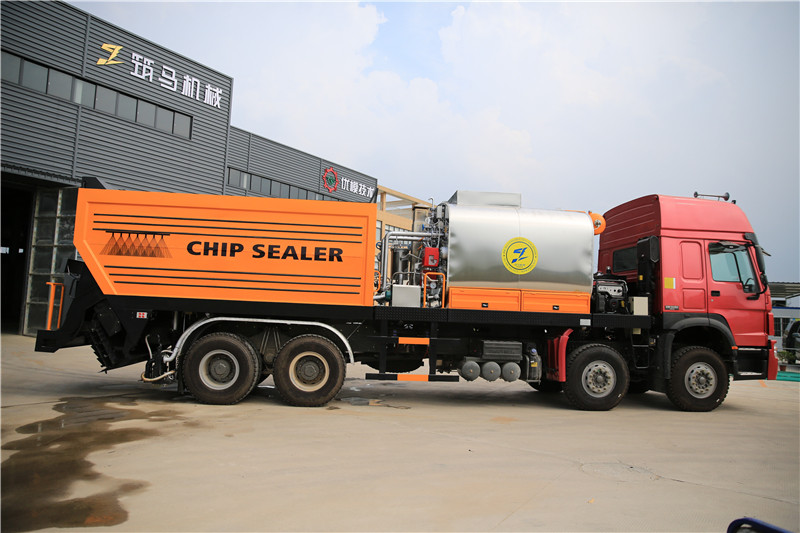 Multifunctional Road Maintenance Equipment Double Conveyor Feeding ZZ3317N4667D1