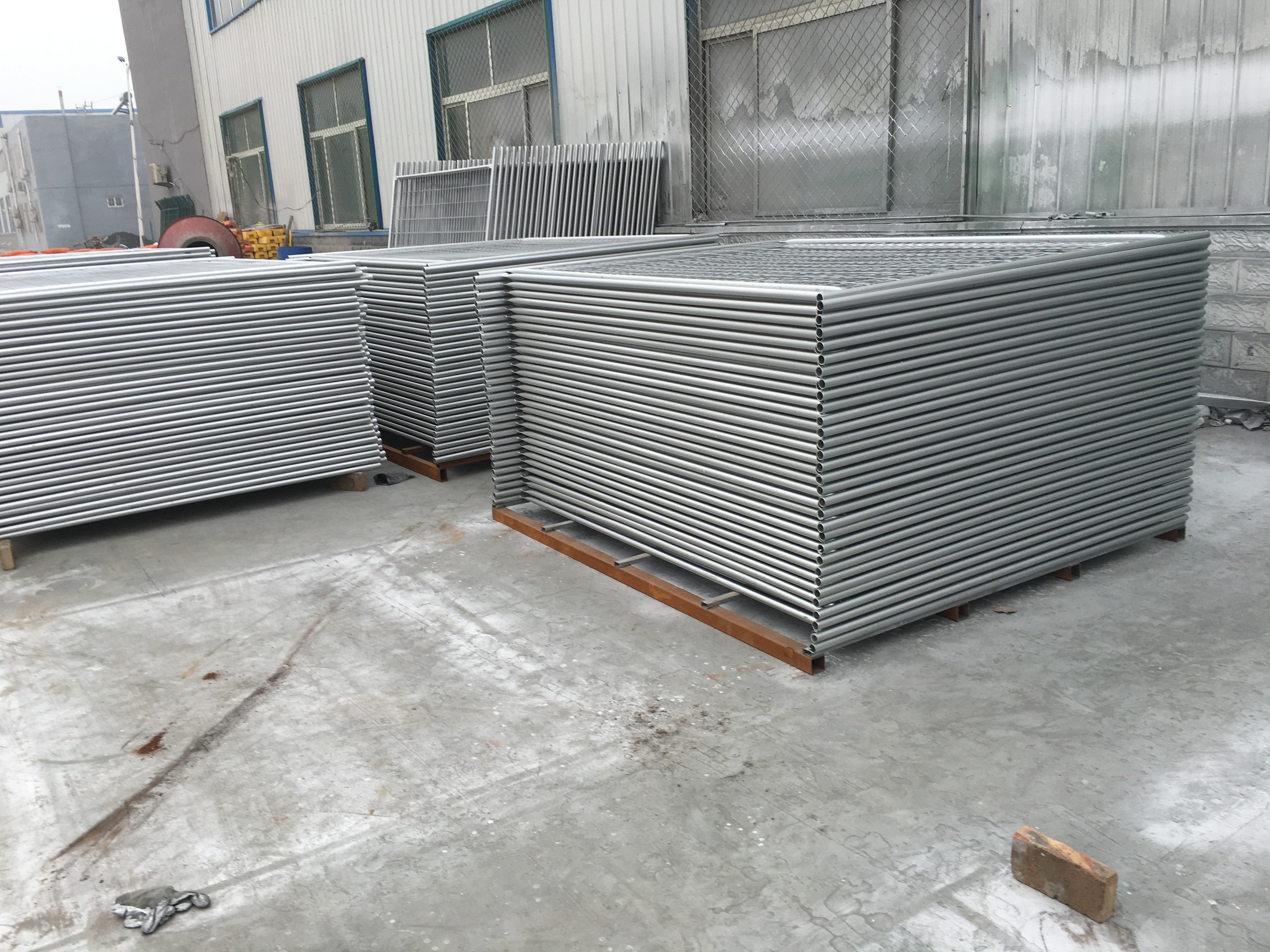 Yellow PVC Coated Hot Dipped Galvanized Temporary Fencing Panels 2100mm x 2400mm OD 32 x 2.00mm pipes thick AS4687-2007