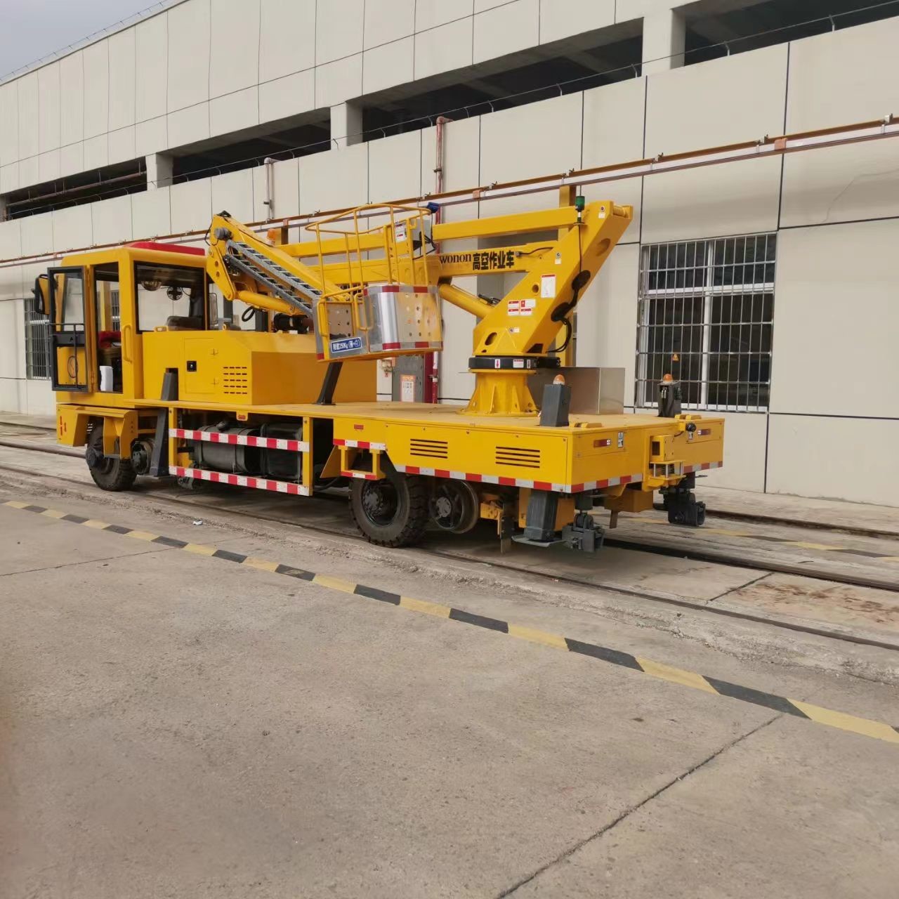 45km/H Railway Aerial Work Truck Dual Purpose Aerial Work Car Rail Transit Site Aerial Work