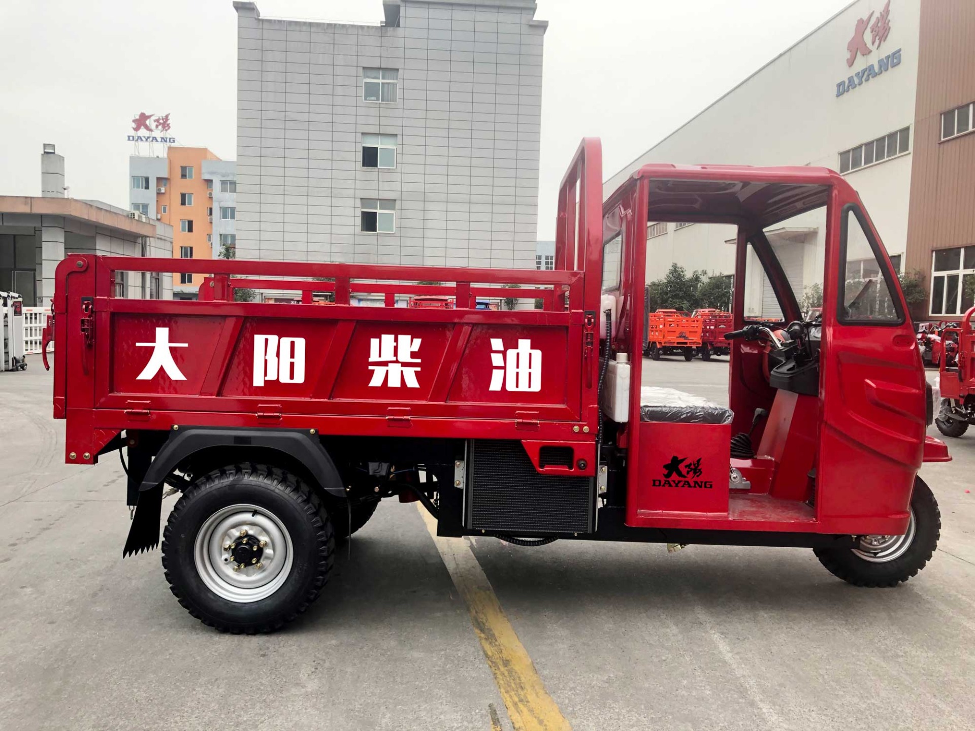 65 km/h Top Speed Diesel Semi Cab Cargo Tricycle Three Wheels Motorcycle 2021 Design