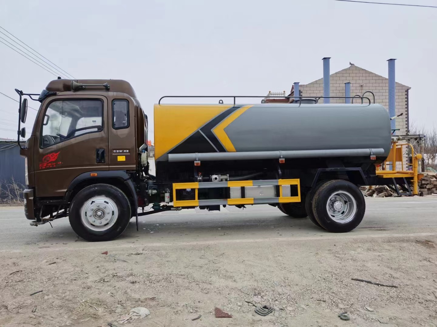 HOWO Sprinkler Water Tanker 100000L Cummins Engine 170hp 7.3*2.3*2.7m