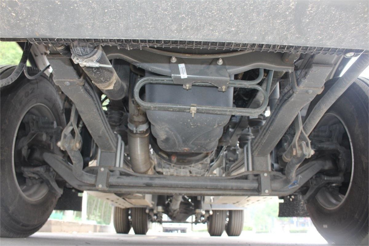 Half-Seat Row HOWO T7H Heavy Truck High Roof Deflector Side Wind Panel 440 HP 4X2 LNG Tractor