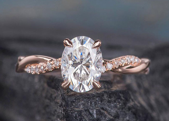 Mossianite 2.5ct Oval Engagement Ring 18K Rose Gold Material