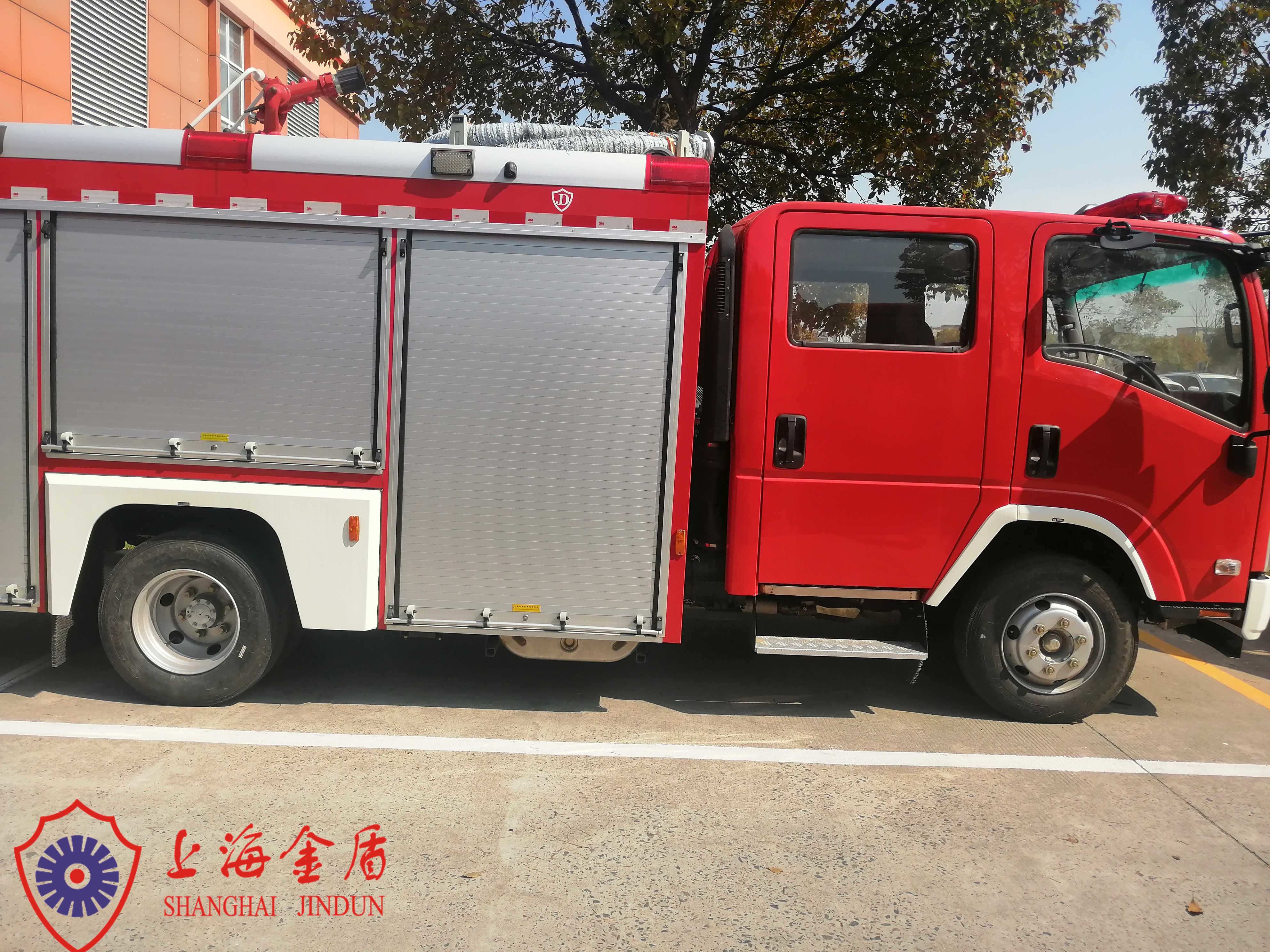 6 Seats 4x2 Drive Rescue Foam Fire Truck With Two Years Warranty Period