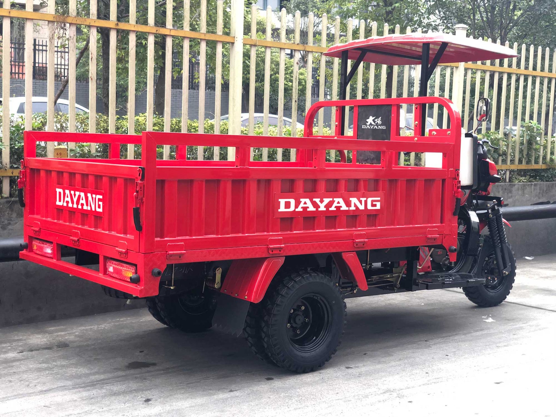 Unleash the Power of DAYANG DY-H8 250cc/300cc/350cc Tricycle in Africa with 12V Engine