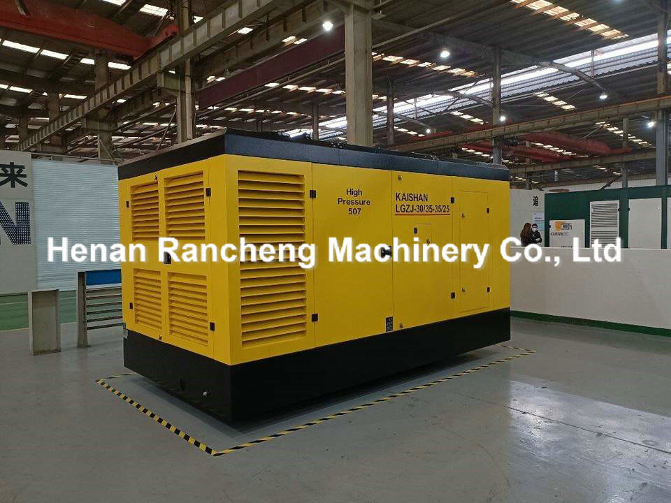 Diesel Engine Drilling Air Compressor 35 - 25bar Pressure 30 - 35m³/min Capacity