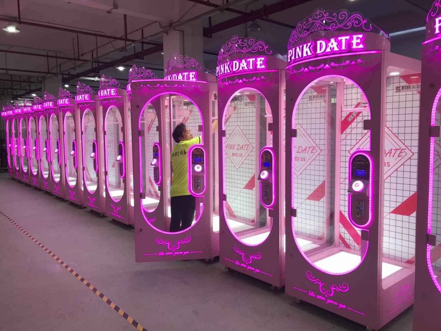 Coin Operate Gift Vending Machine / 3S Pink Date transparent Visual High End Toy Cutting Prize Machine
