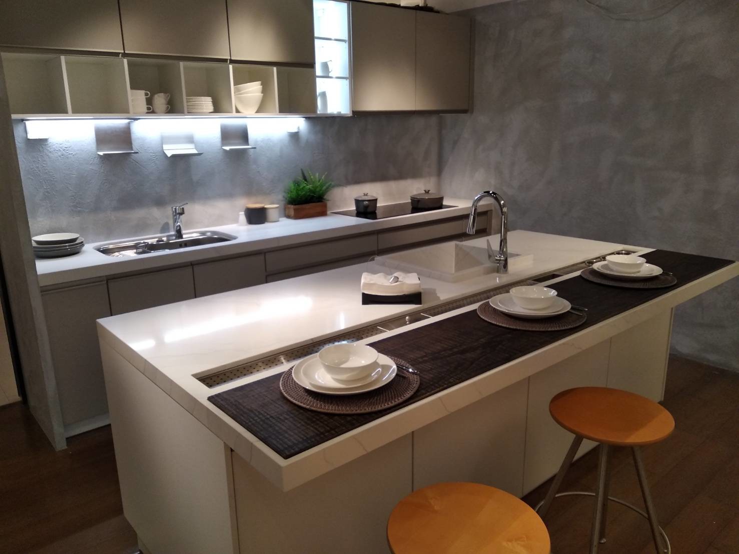 White Calacatta Indoor 30mm Quartz Kitchen Countertops