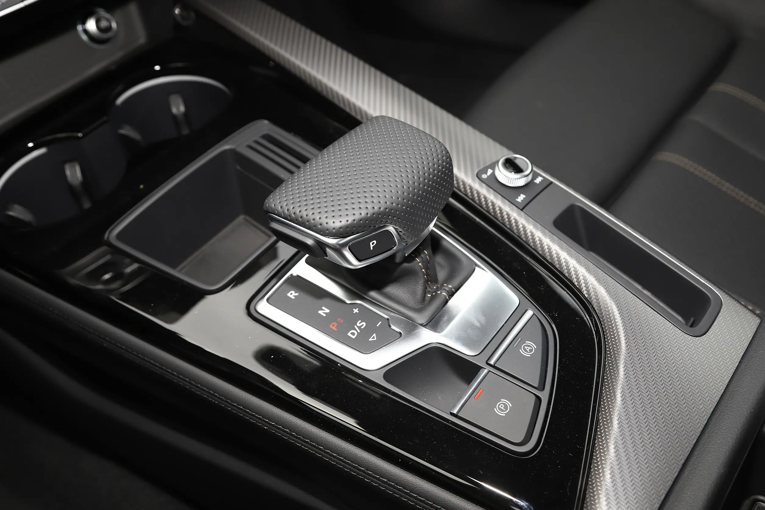100-150Ps Maximum Power Audi A4L Auto Vehicle TPMS Gasoline Cars Petrol Fuel Automatic Gear Box Similar to A6L A7L Models