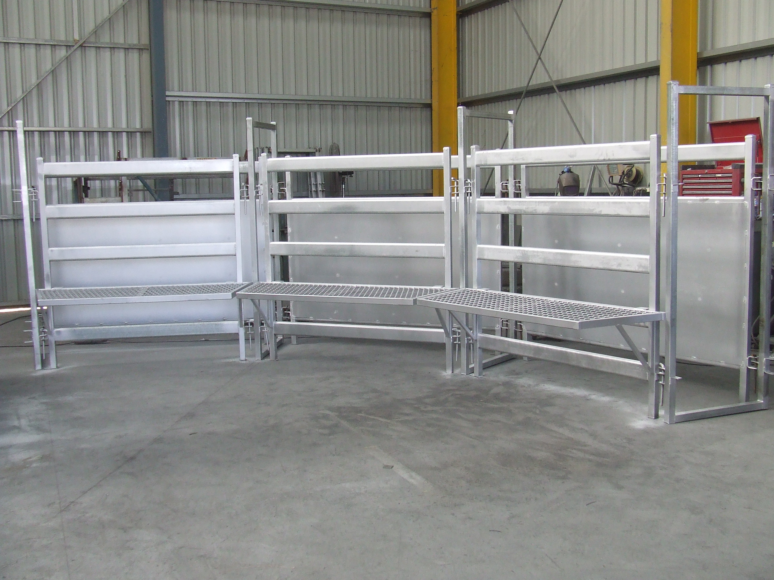 1.8m Diameter Cattle Hay Feeder , Loop Top Cattle Handling Systems