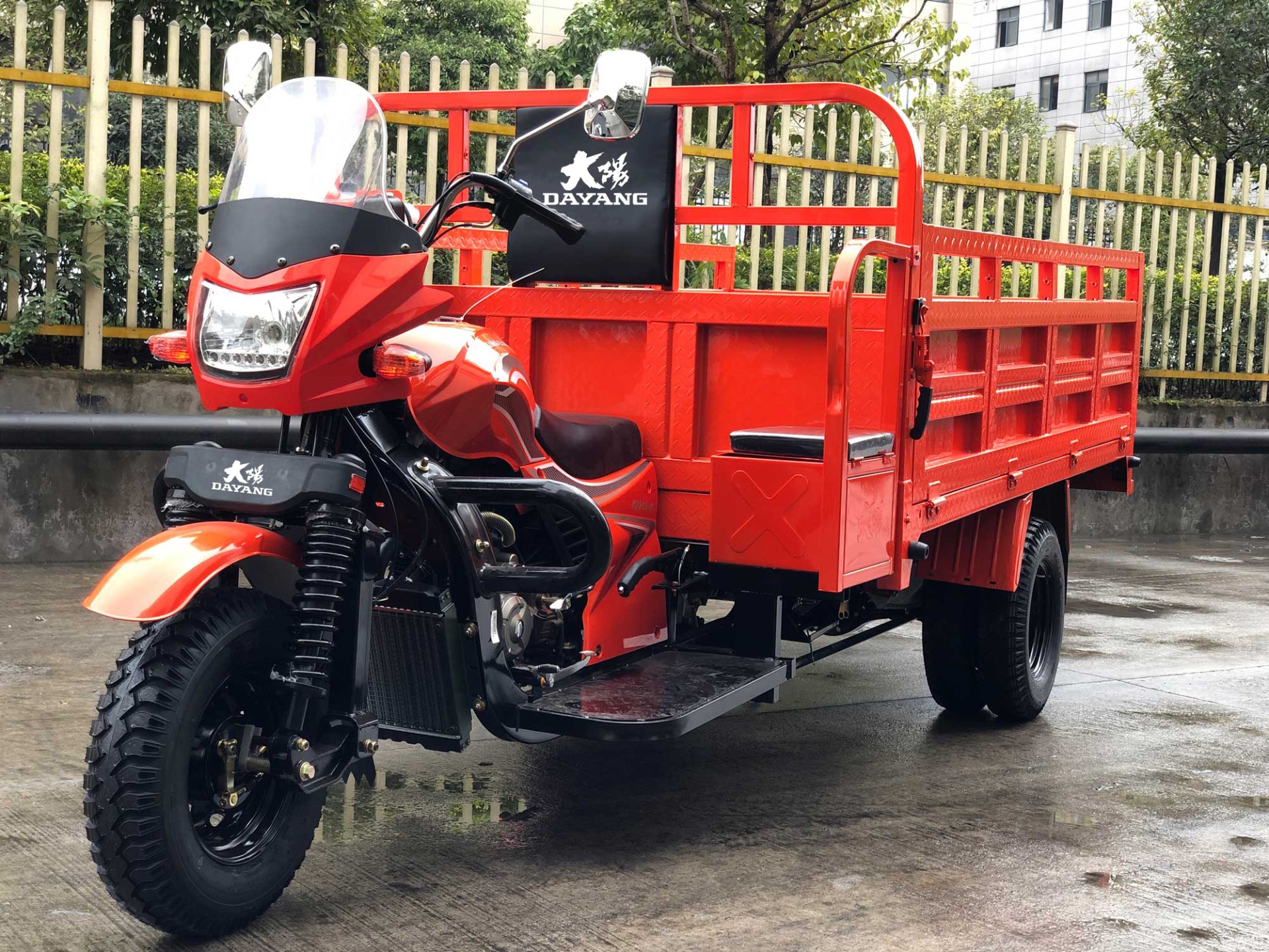300cc Motorcycle Tricycle Red Body 3 Wheel Cargo Standard Size 12V for Global Market