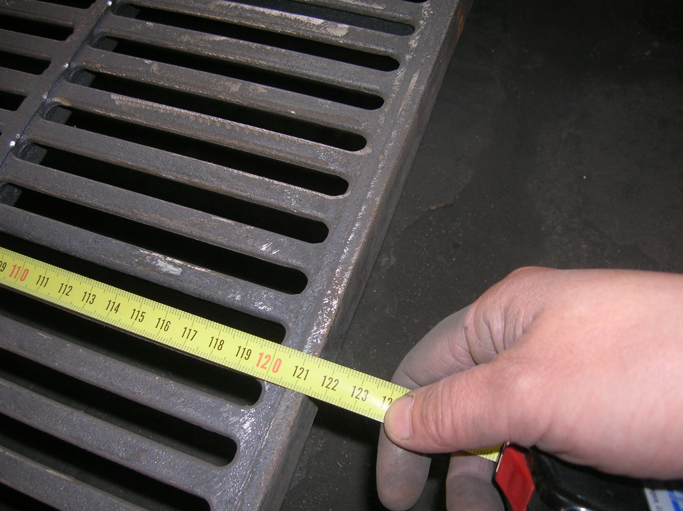 Black Steel Cast Iron Drain Grates / Metal Grate Flooring For Pig Farrowing Crate