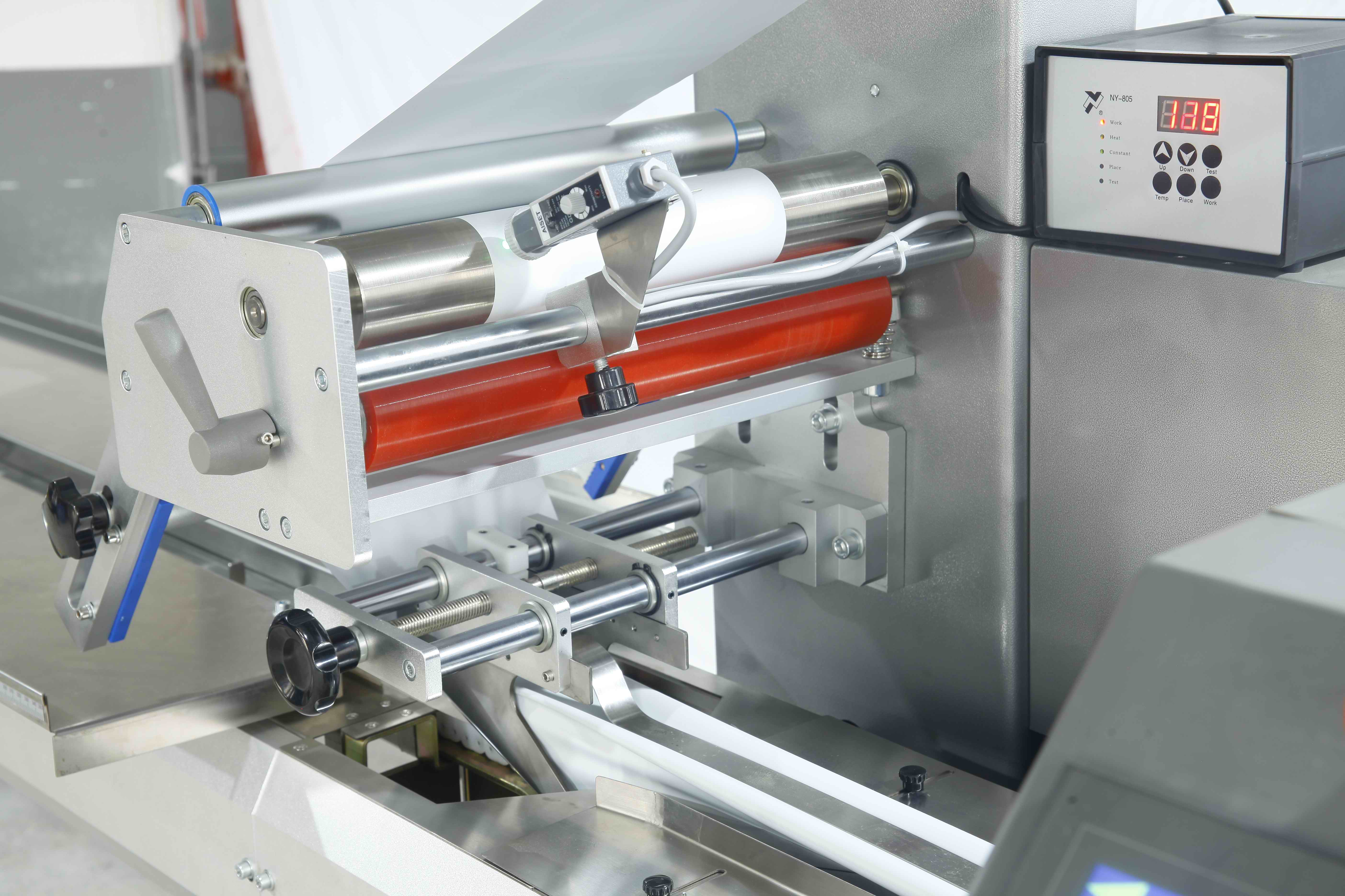 Disposable Wood Plastic Tableware Fork Knife Spoon Packing Machine Pillow Wrapping Packaging Machine For Cutlery Set