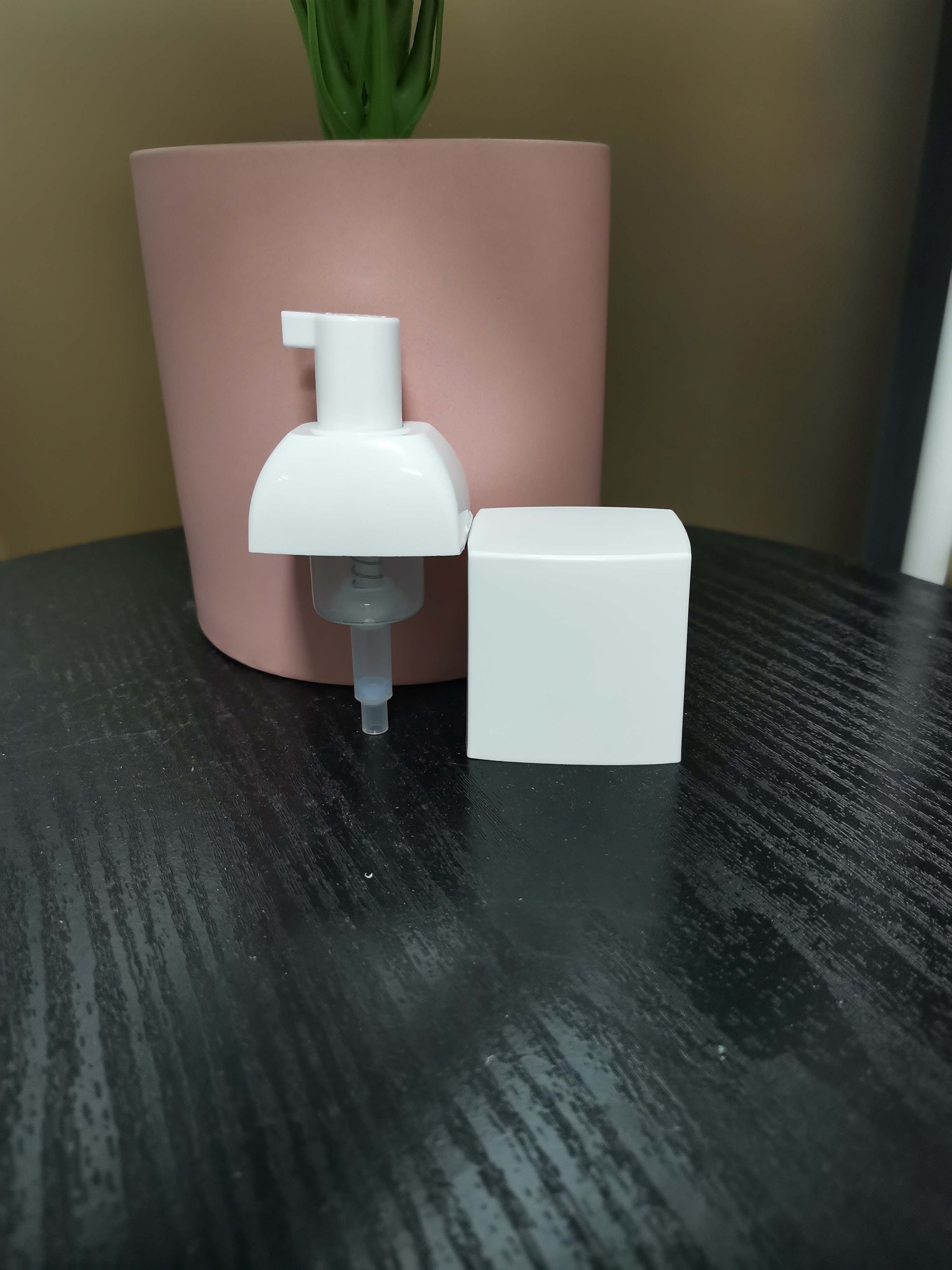 PP Lotion Pump Bottles With Unique External Spring 04CC Discharge Rate Screw On Closure