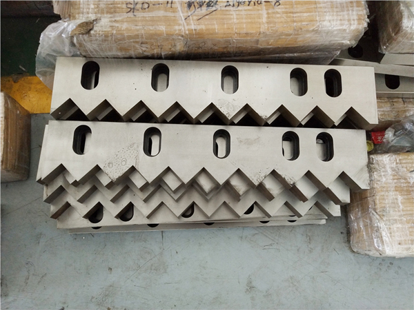 Crusher Plastic Auxiliary Machinery High Accuracy Recycled Double Shaft Shredder Blades