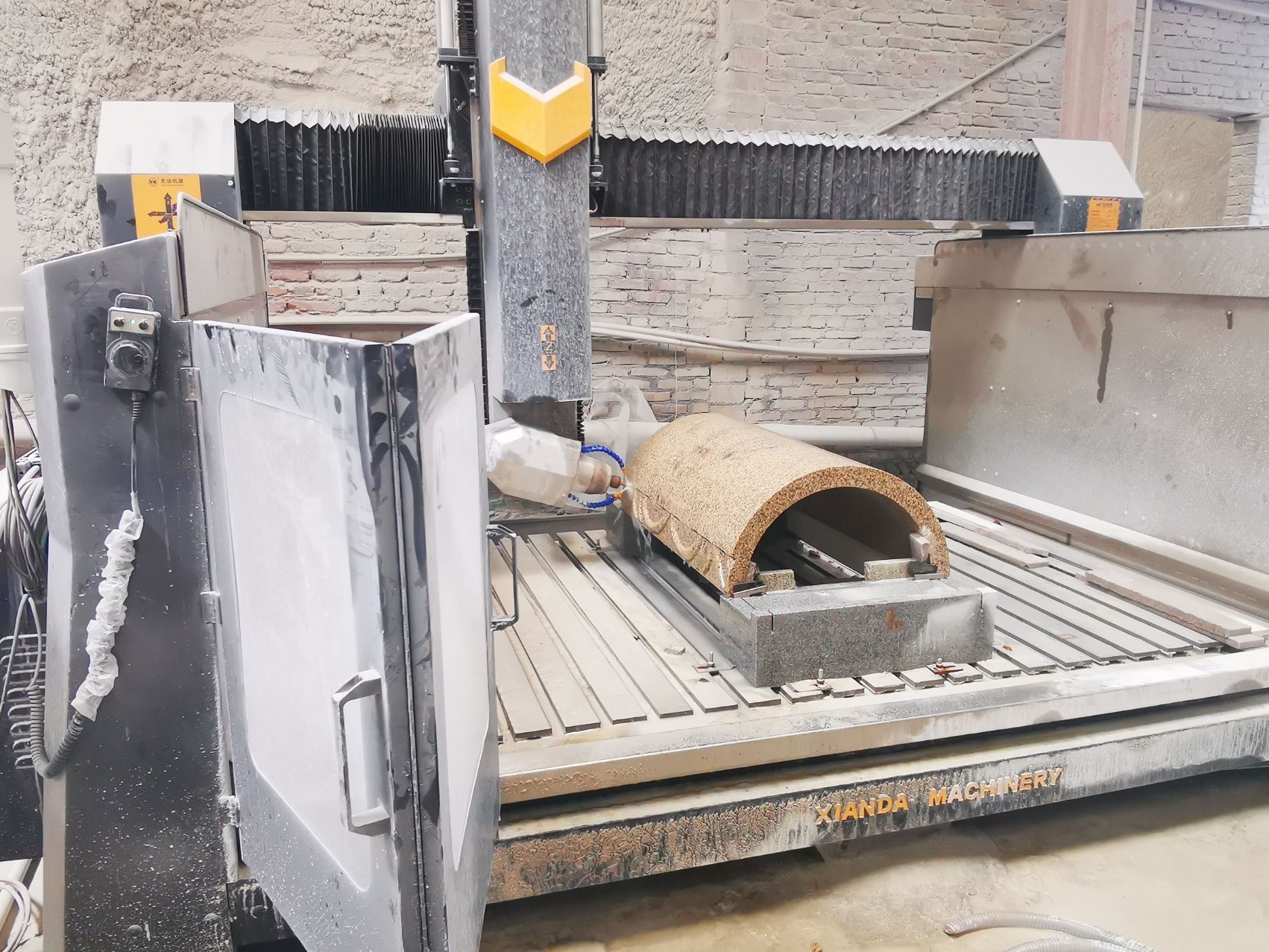 Xianda 4 Axis High Precision CNC Carving Machine With 0.02mm Positioning Accuracy And 5.5KW Spindle Power