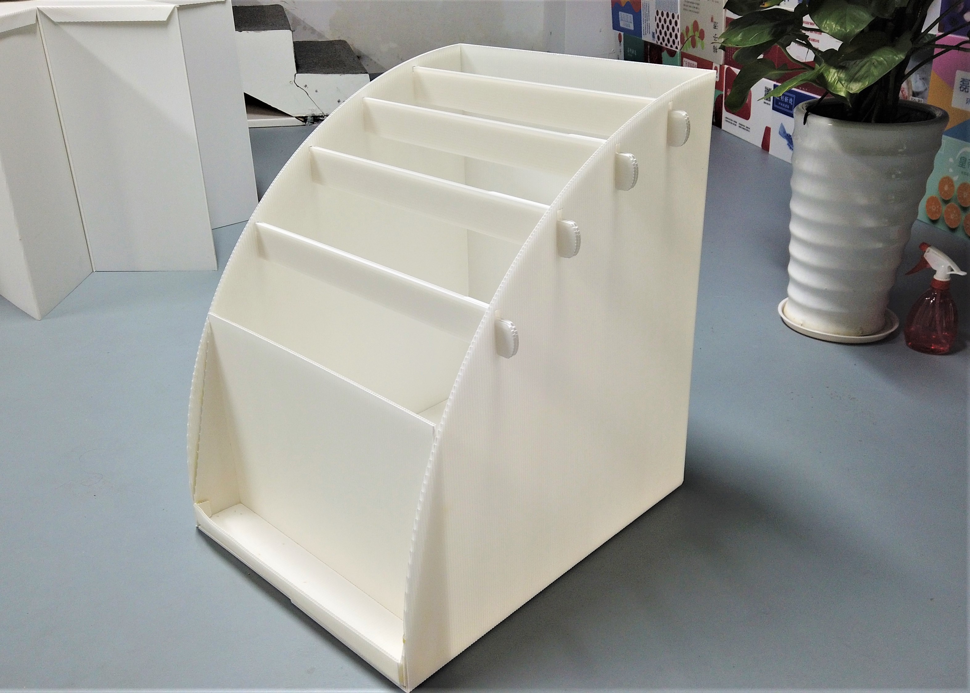 DS-002 Newspaper Retail Corrugated Plastic Display Anti Collision