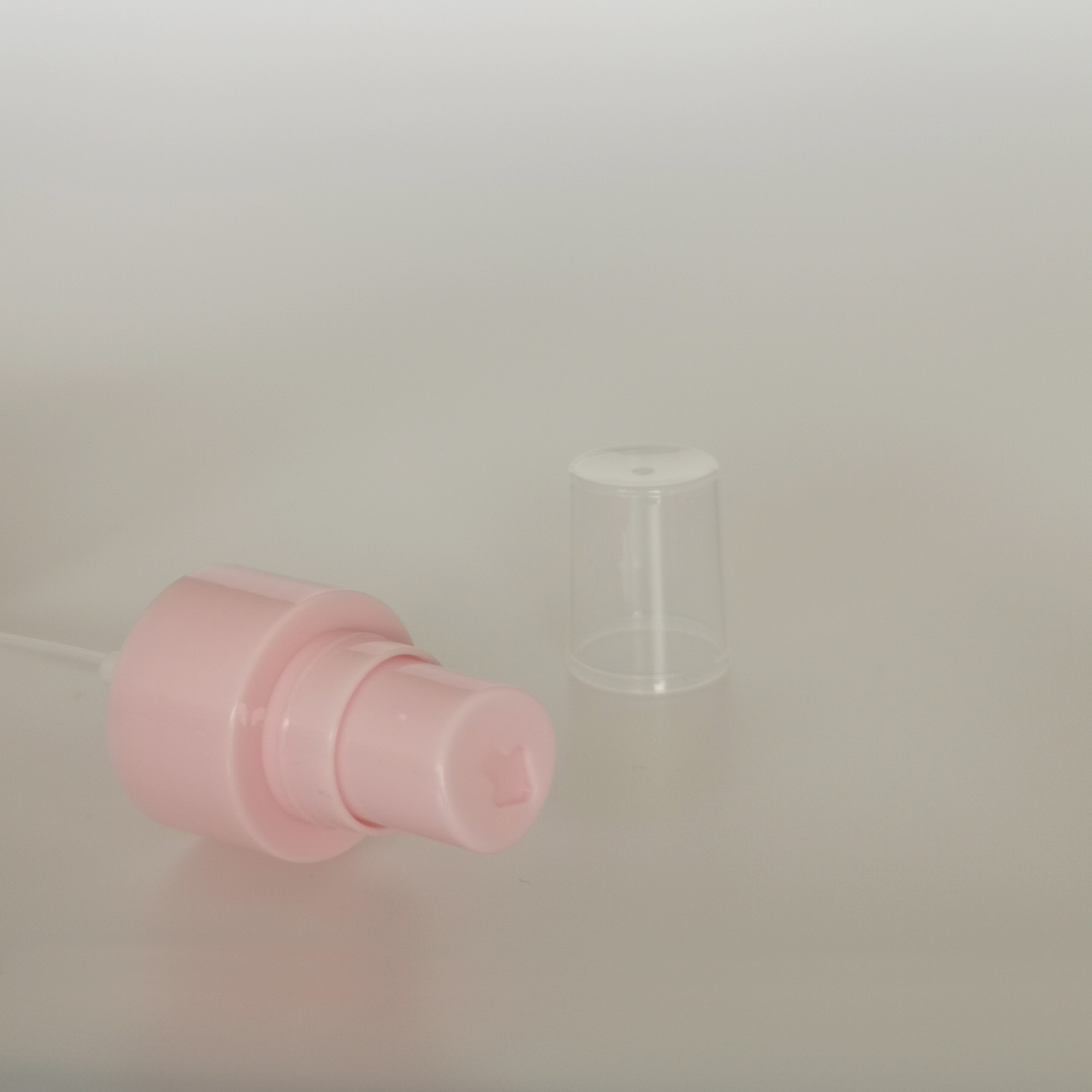 24mm Mist Spray Pump Cap 24410 Solid Pink Smooth Closure 0.12ml PP Dust
