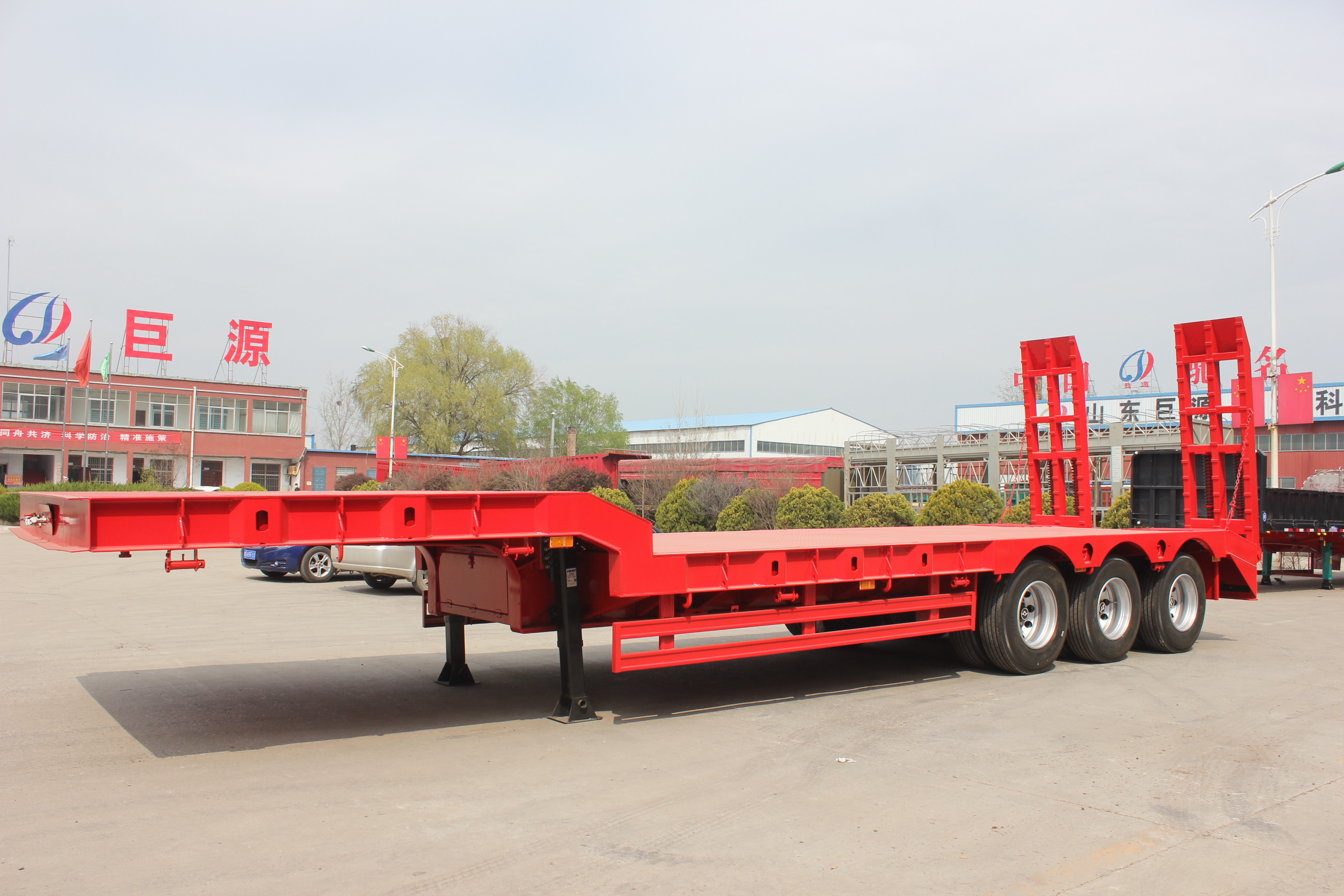 50 Ton Capacity Low Boy Truck Semi Trailer with Hydraulic Ramp and Main Beam Q345B