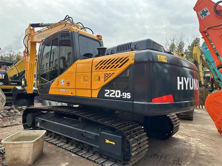 1.05m3 Bucket Capacity Original Korea Hyundai Used Crawler Excavator R220-9S in Shanghai
