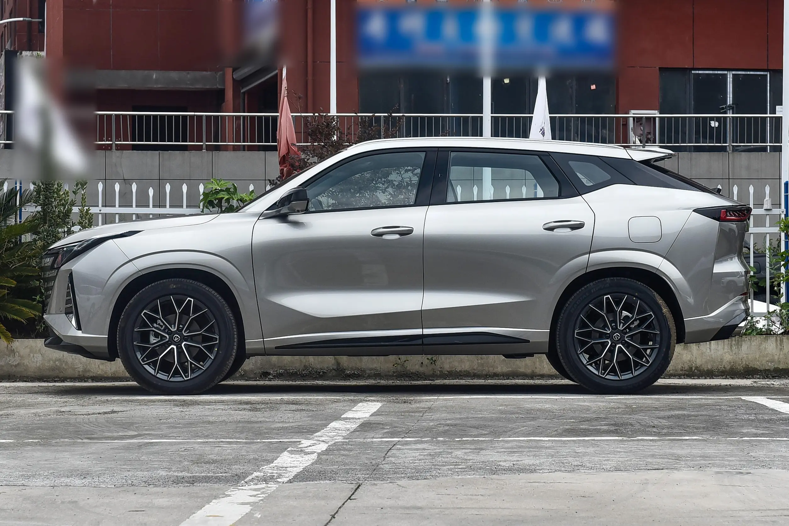 2025 Changan UNI-Z 1.5T DCT Prestige Model Gasoline SUV with 188hp FWD LHD R19 Maximum speed 200 Tire Size