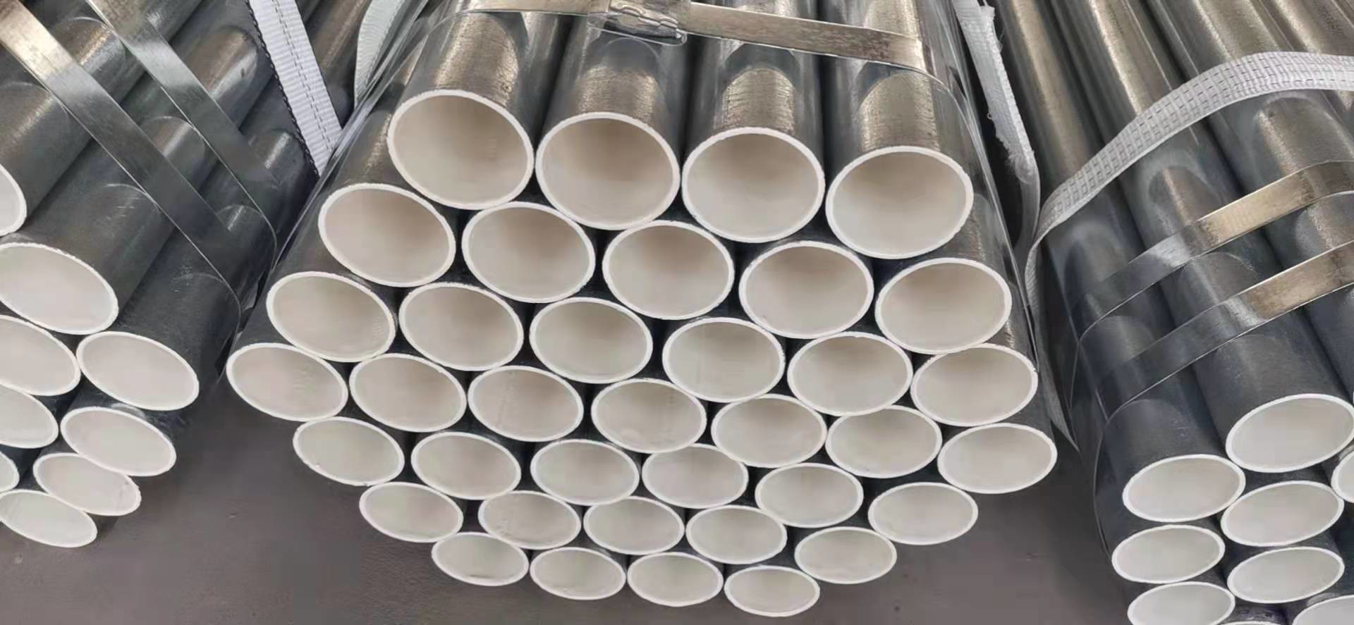 Anti Corrosive Petrochemical PE Lined Q235 Steel Pipe