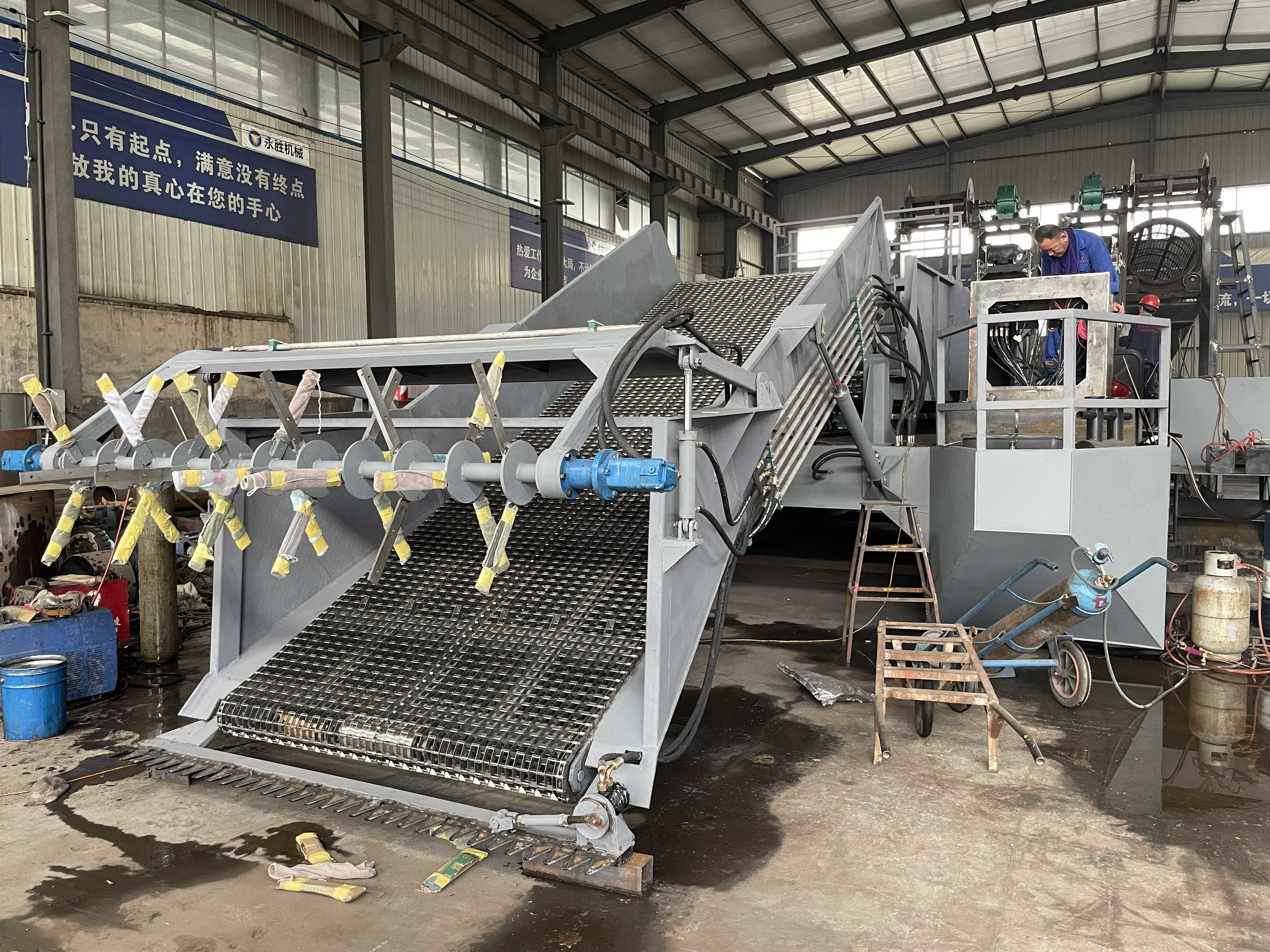Diesel Powered Water Hyacinth Harvester With Enclosed Cabin 15.5mx6.52x3 M