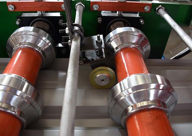 Flat Rib Roofing Sheet Roll Forming Machine Weight 3.5 Ton With Hydraulic Curving Function