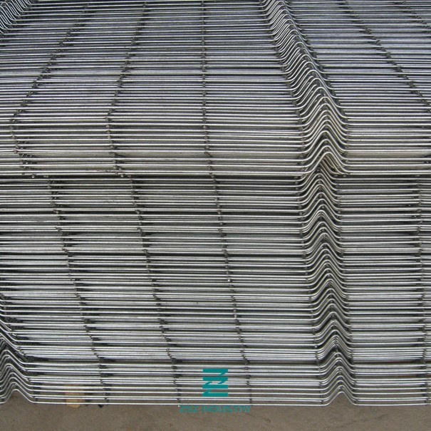 PVC Coated 6 Foot Welded Wire Mesh Fence Panels Triangular Bending 2500mm Width