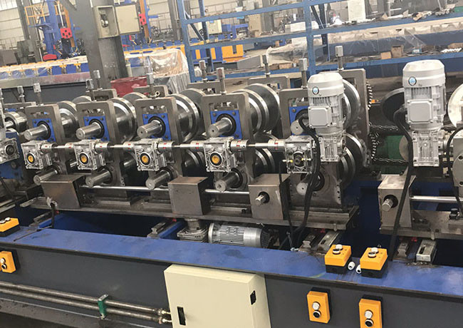 Interchanged Section Z Purlin Making Machine , Cold Roll Forming Equipment Length Accurately