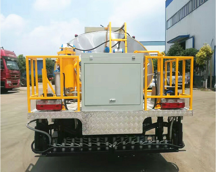 6000L Asphalt Spreader Truck Heated Bitumen 6m3 Dongfeng Road Construction Machinery