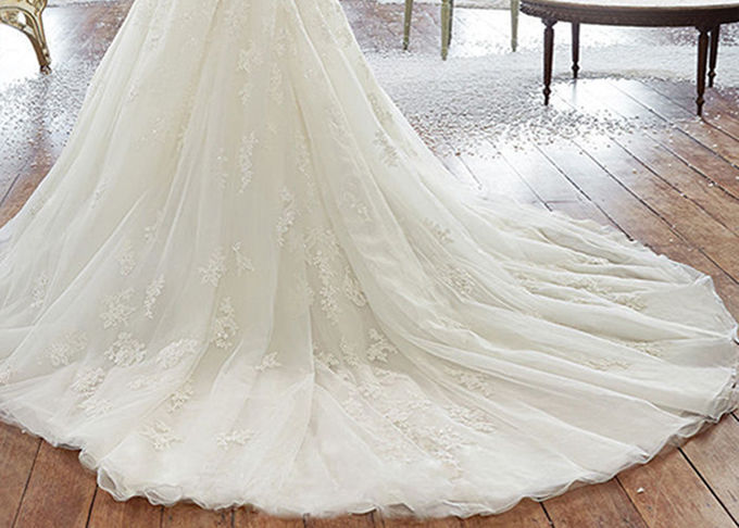Sleeveless Long Tail Bridal Gown , Ivory Lace Wedding Dress Back Bandage Style