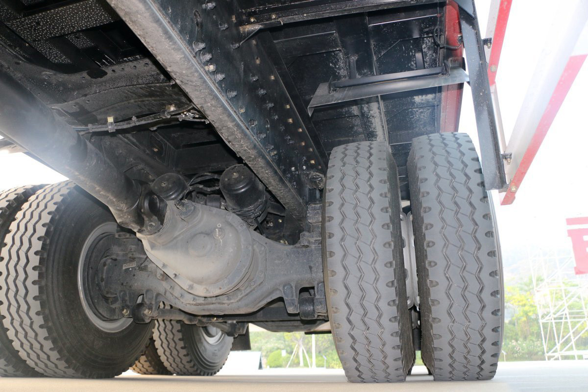 Flat Top Half Cab JH6 Heavy Truck Diesel 430 Hp 8X4 8.2m Qingdao Jiefang Dump Truck