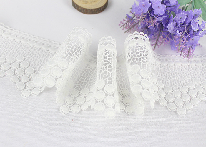 Water Soluble Floral White Guipure Lace Trim , 7.5cm Width Flat Vintage Lace Ribbon