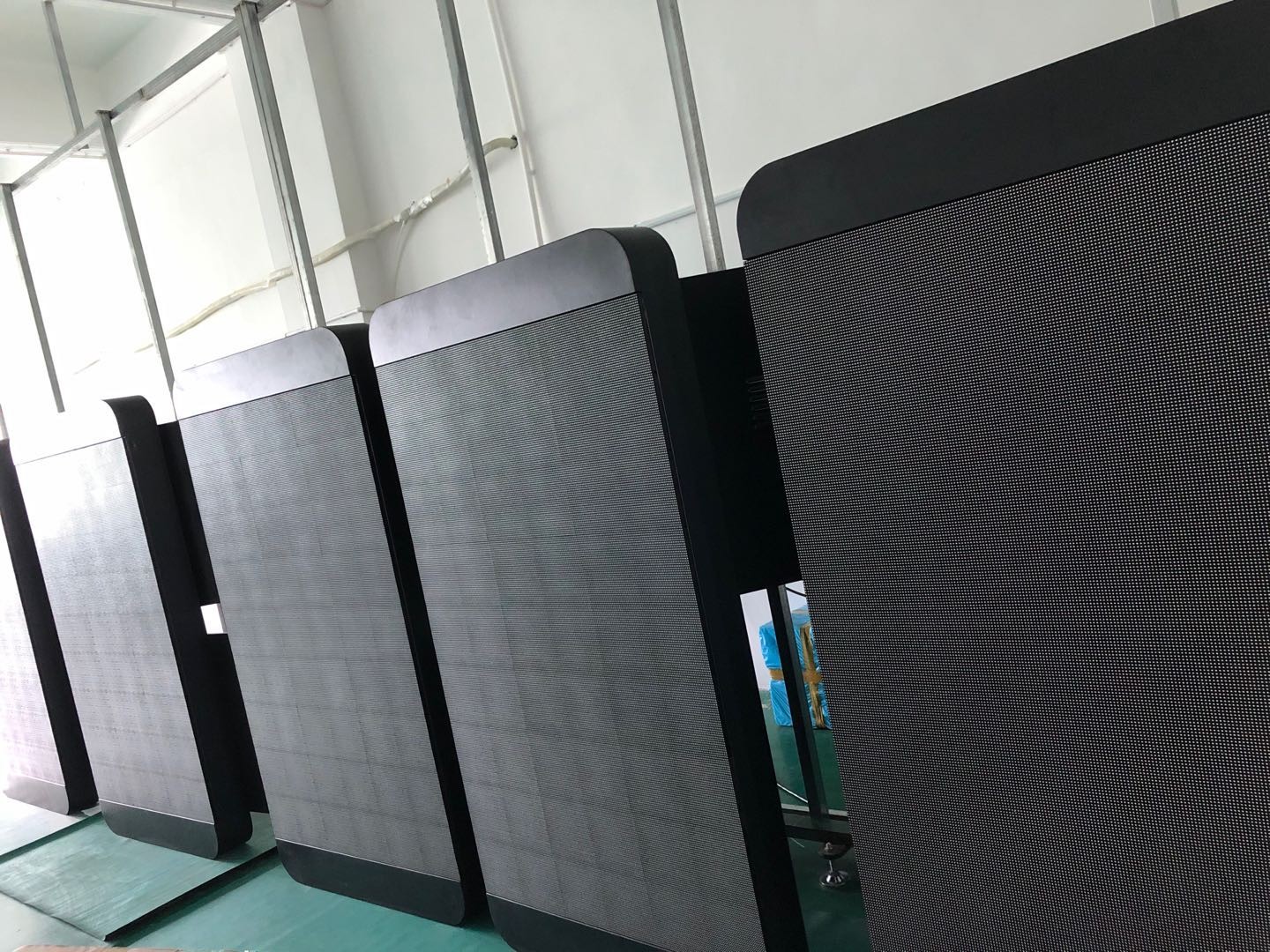 Outdoor Pole Led Screen Media Player Pixel Pitch 5mm Ip65 4G Asynchronization