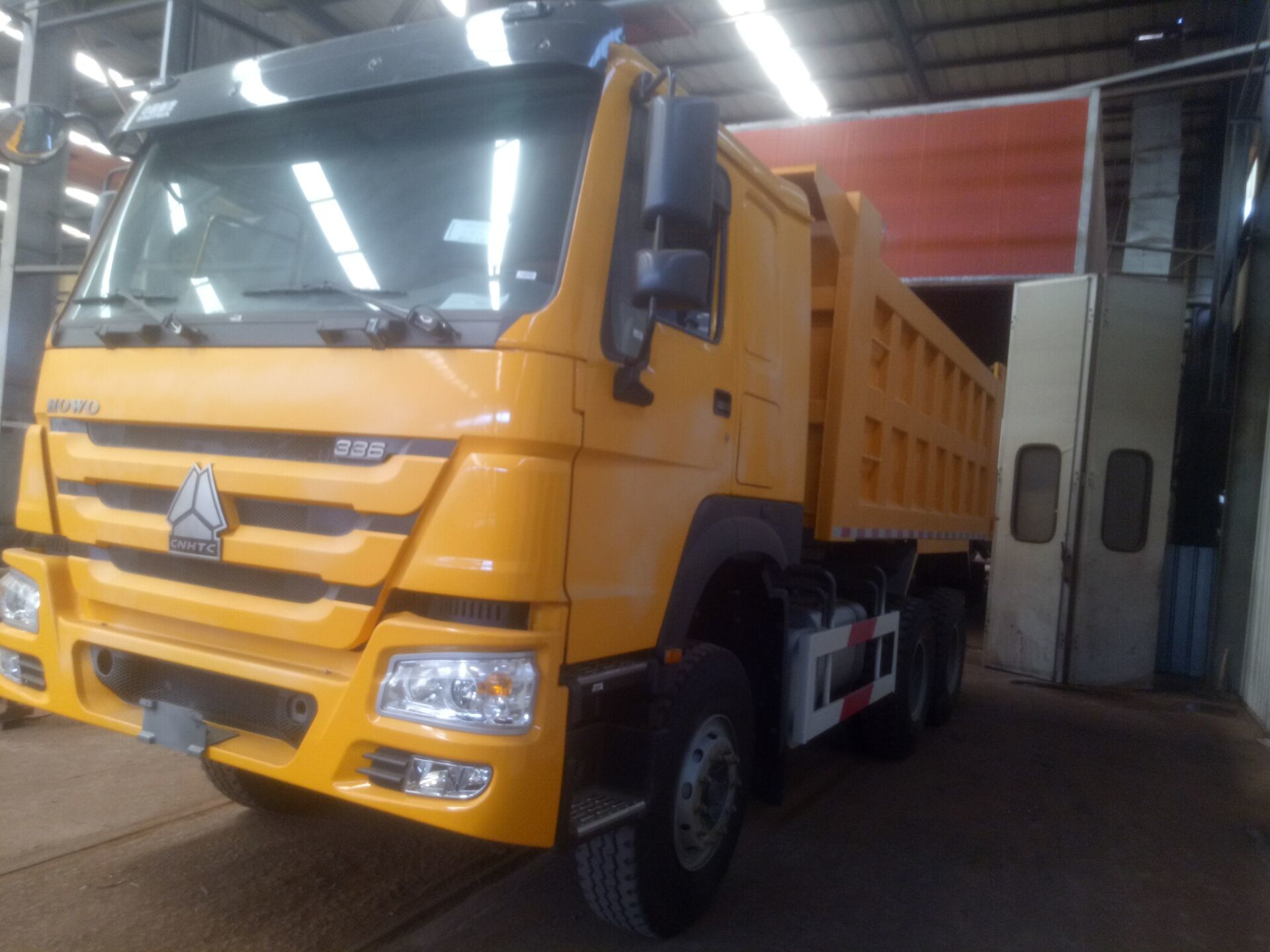 340HP 6 X 4 HOWO Heavy Duty Dump Truck EURO III Engine color optional 30-40ton capacity