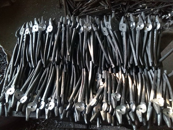 Multifunction fencing plier with cutter with red or black hand color QL1204