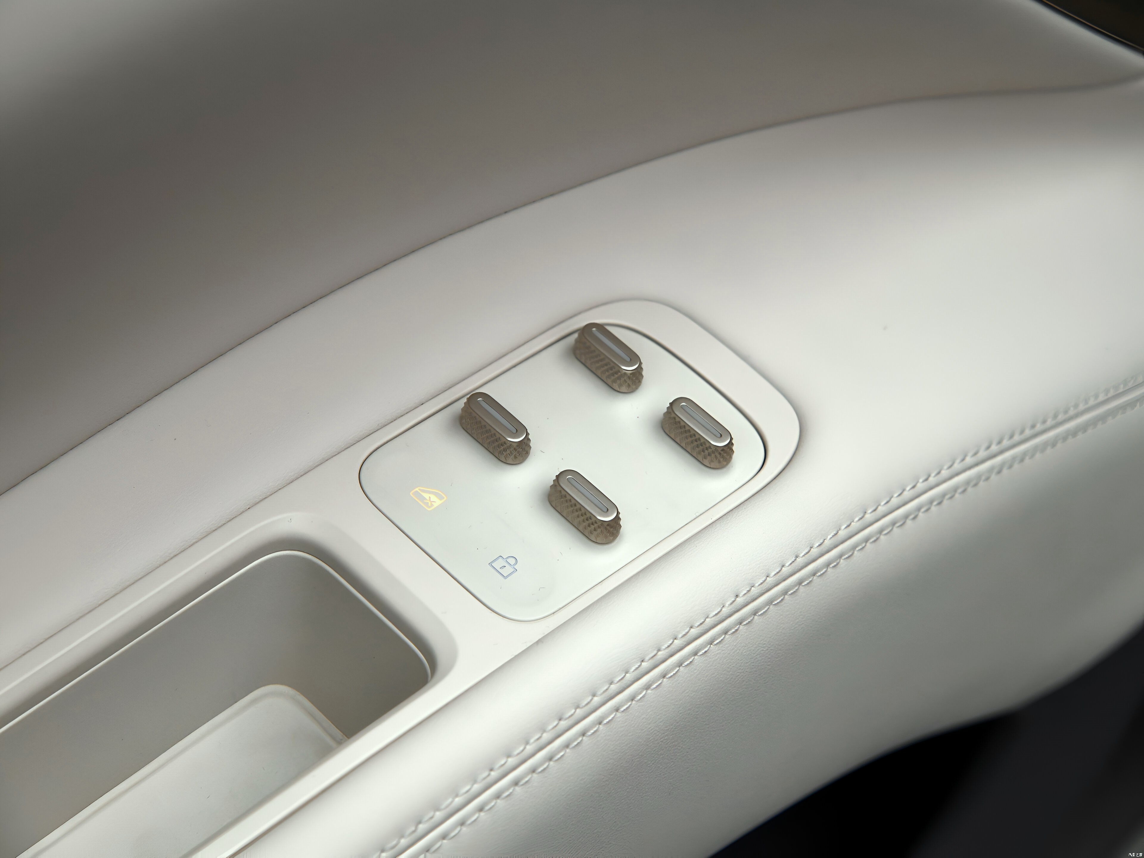 2025 AVATR 12 is a high-end electric sedan in China. It has two modes: Ev and Erev