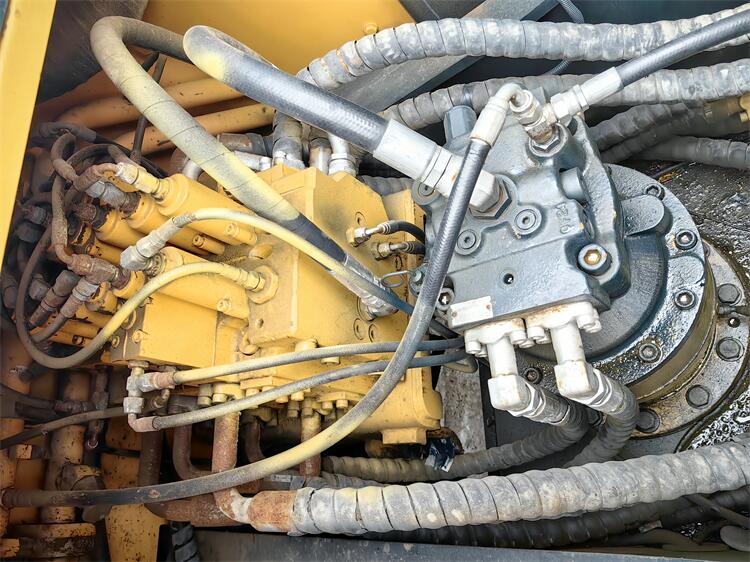 The ORIGINAL Used Hyundai Crawler Excavator R220 with 1.05m3 Bucket Capacity in Shanghai