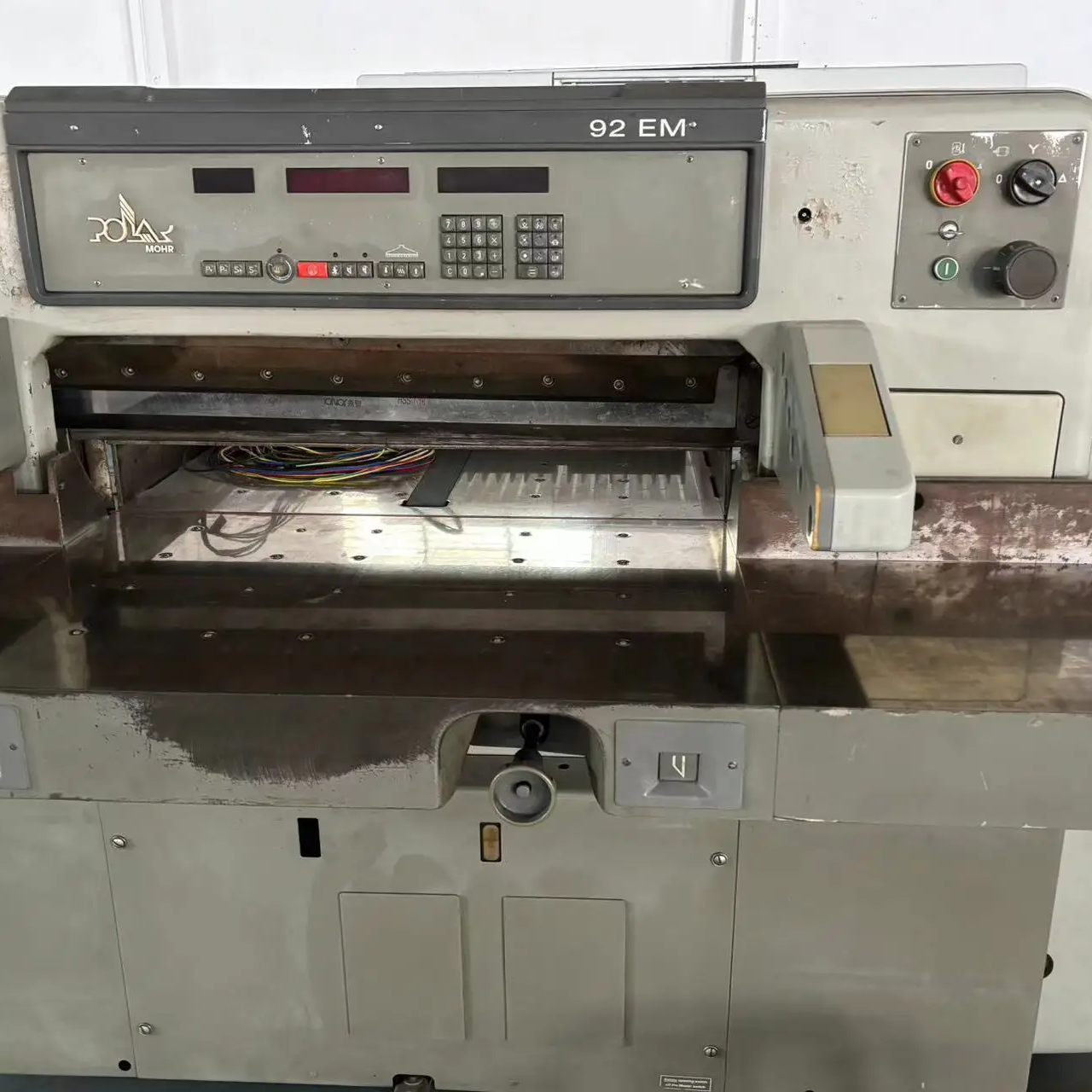 92EM Polar Guillotine 92CM Paper Cutting Machine with Max. Workable Width of 920mm